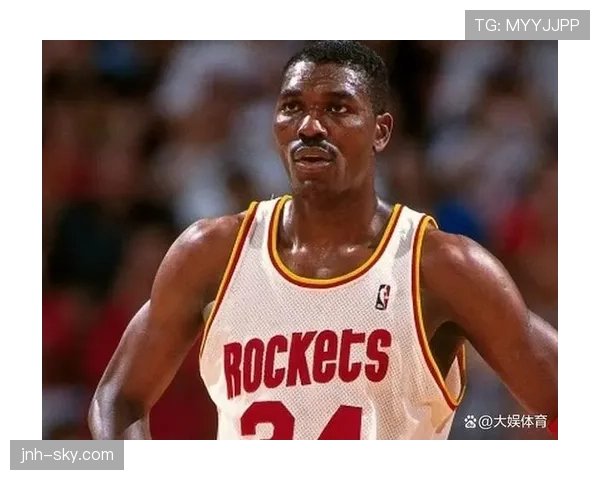 奥拉朱旺低位脚步胜力量型中锋，盖帽压制内线