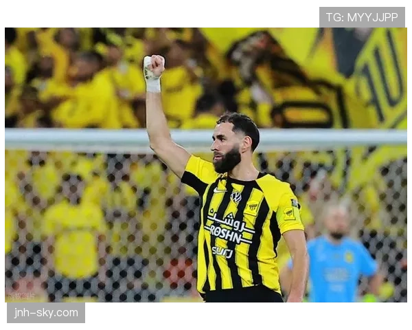 本泽马破解顶级防线的战术解析