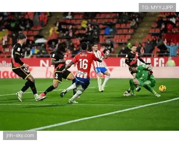 巴萨进攻结构失去纵深与变化，近期表现波动对整体战术稳定性带来考验